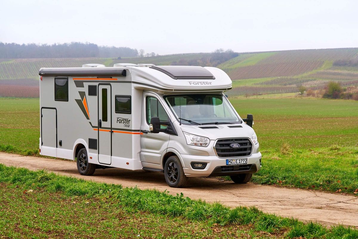 Foto: Forster - Der Forster T745 QF Vibe ist ein knapp siebeneinhalb Meter langer Teilintegrierter auf Ford-Transit-Basis